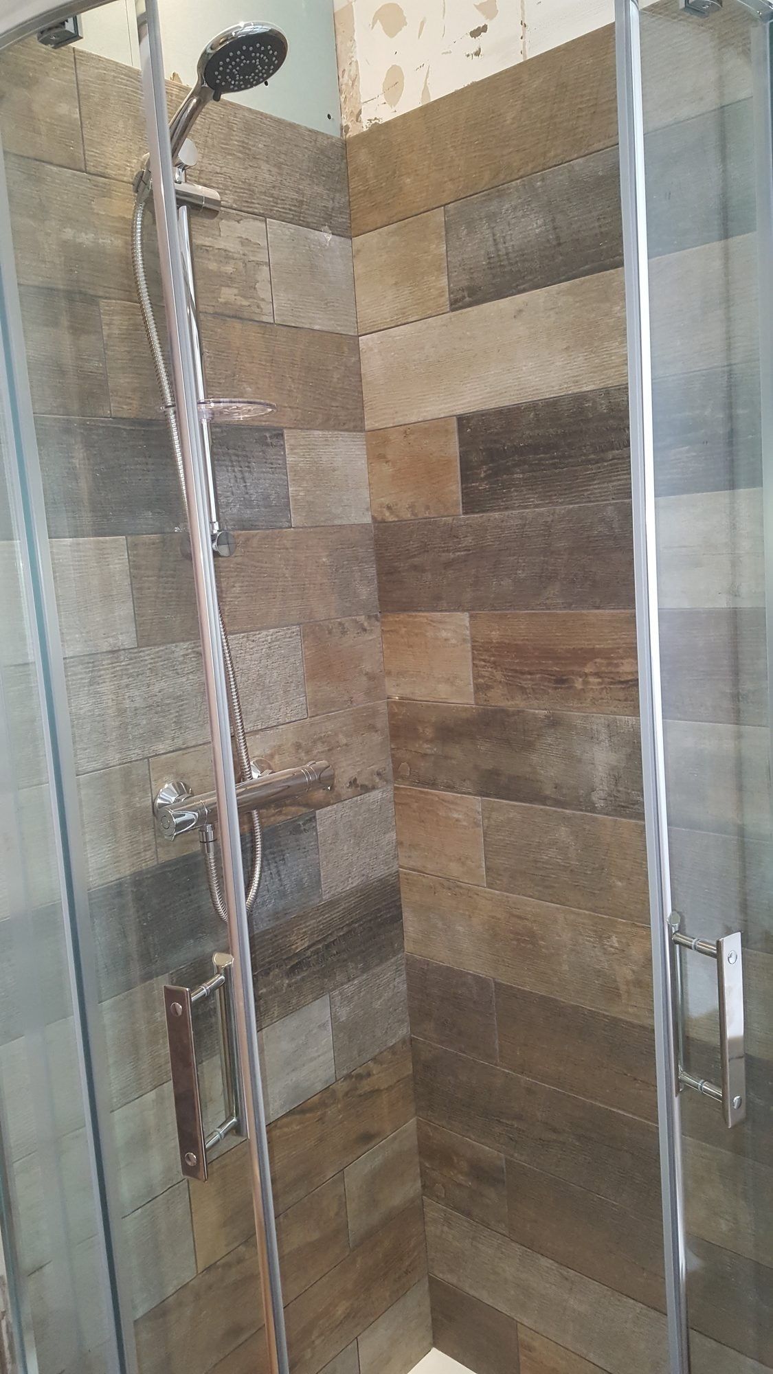 Wood-effect tiled shower enclosure