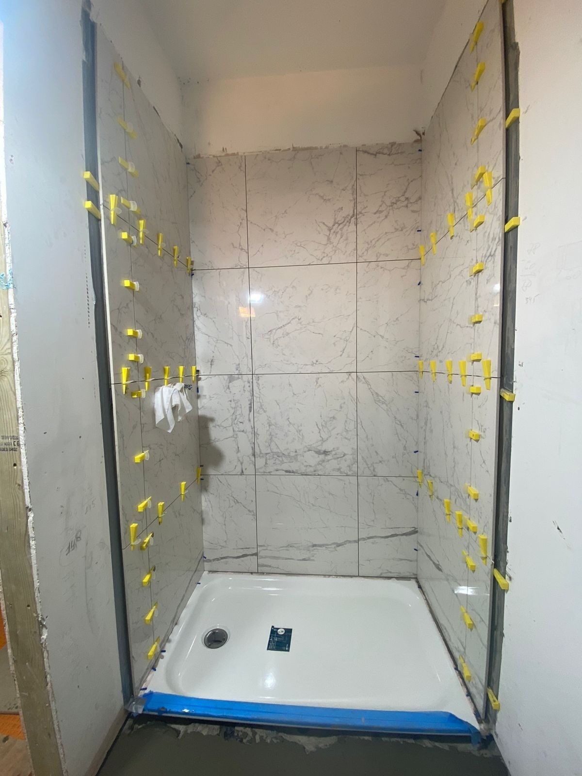 Large-format shower tiling with a levelling system